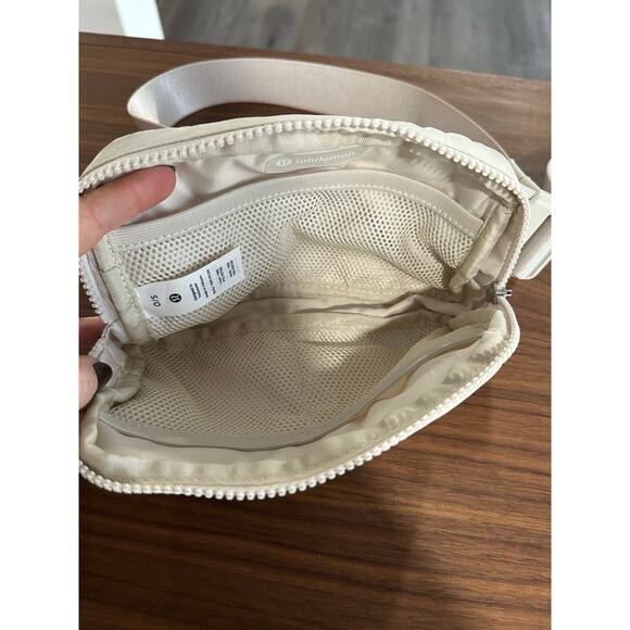 Lululemon Everywhere Belt Bag 1L - Picture 3 of 6